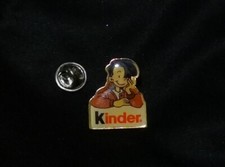 Pin's Kinder Jeune Garçon Caroline Lisfranc Alimentaire Chocolat - Pin Badge L10