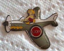 A25 Pin's Pins Pin épinglette Cigarette Tabac Femme Pin Up Lucky Strike