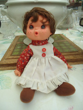 POUPEE BRUNE AUX YEUX