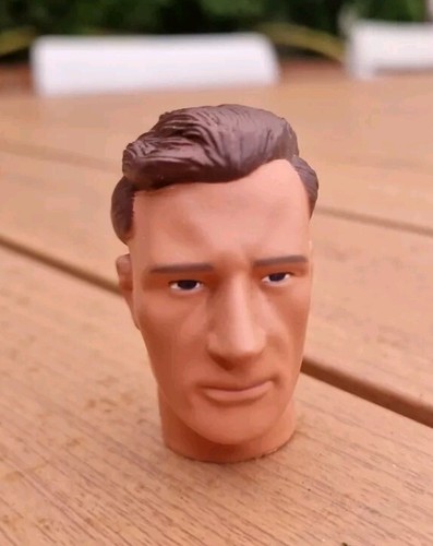 Tête figurine action - de,