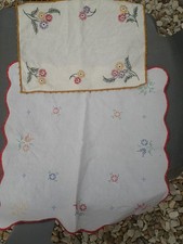 Lot De 2 Anciennes Serviettes De Tables Brodées 27cm X 19,5cm Et 34 Cm X 34 Cm 