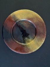 Assiette verre soufflé 32 cm – éclats d’or, rouge & noir style 70’s pop