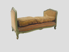 Banquette lit de repos en bois patine antique recouvrement velours . XX siècle .