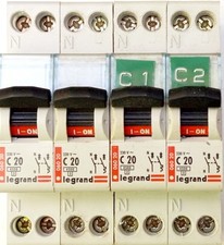 Lot de 4 disjoncteurs Legrand