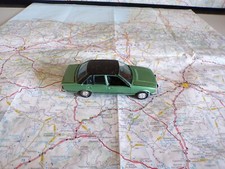 OPEL Rekord Limousine bicolore Ancienne GAMA 893  1/43 avec défaut