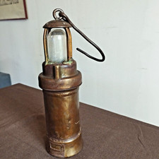 BELLE LAMPE DE MINEUR ARRAS BRONZE ET METAL ET SON CASQUE BARETTE.