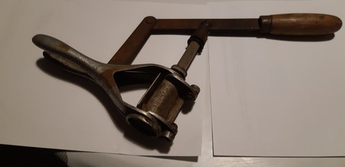 Outil ancien bouchonneuse - , à