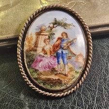 Broche Vintage Limoges Scène Galante Guitariste 57x42 Mm