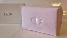 Trousse de toilette et maquillage. Tissu rose brodé, intérieur imperméable.