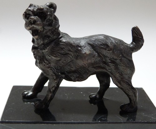 Petit chien bronze - chien, sur