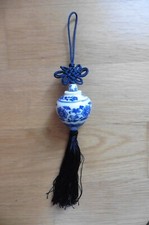Attache décoration porcelaine chinoise bleu et blanc noeud et pompon gland bleu