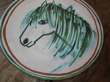 Jolie céramique: assiette à suspendre signée Y. Le Mieux / décor tête de cheval