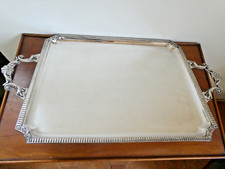 Grand plateau rectangle en métal argenté à Poignées Maison Wiskemann (Bruxelle)