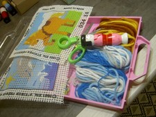 Boite couture mercerie Vintage avec Tricotin, canevas, laine, ciseaux - créatif