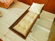 Lit berceau de poupée en bois avec sa garniture