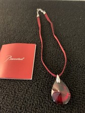 Collier rouge psydélic en