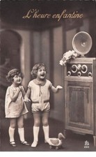 Spectacle - n°69932 - Musique - L'Heure enfantine - Enfants près d'un poste
