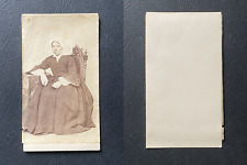 Femme en costume régional