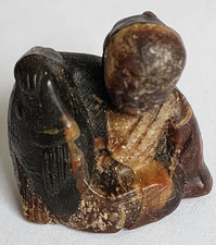 Statuette ancienne, Ambre sculpté, Personnage avec Poisson, Dynastie Qing, 19ème