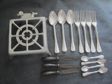 ANCIENNE DINETTE COUVERTS COUTEAUX FOURCHETTES CUILLERES ENFANT POUPEE + RECHAUD