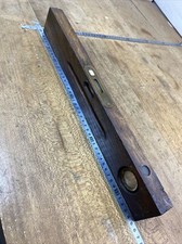 n° 11 outil ancien de métiers , niveau à bulle en bois de menuisier