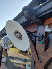 ancienne lampe extérieure de cour à col de cygne