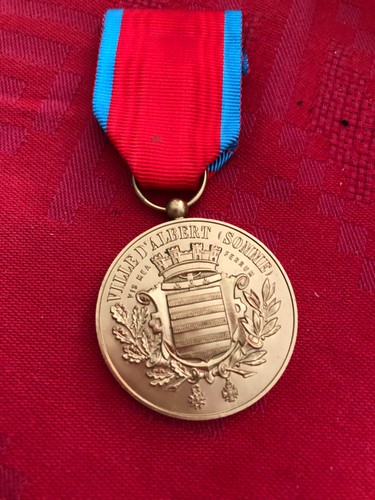 Belle médaille avec ruban