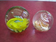 DEUX BOULES DE SULFURE VERRE PRESSE PAPIER BUREAU DECORATION POISSON