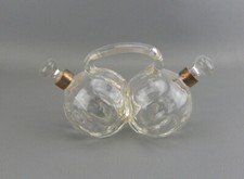 Ancien huilier vinaigrier de table en verre moulé cerclage goulots en argent.