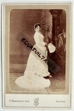 CABINET photo BERTHAULT à ANGERS mariée en robe blanche et éventail C688