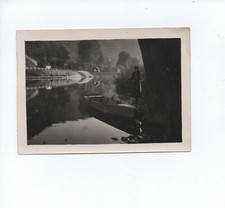 A683 Photo Originale vintage snapshot:Jeune femme au bord du Doubs Besançon25(2)