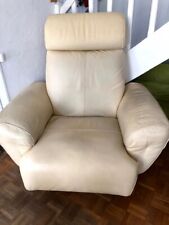 FAUTEUIL EN CUIR COULEUR IVOIRE AVEC SON REPOSE PIEDS