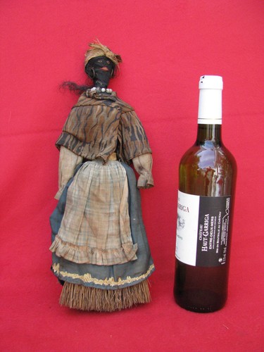 Curieuse grande poupee - curieuse,