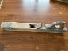 Vieux outil de menuisier  varlope dans son jus.