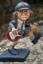 841.2385  FIGURINE  CARICATURE ANGUS YOUNG ACDC GUITARISTE MUSIQUE PLACE  13 CM