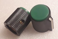 2x Bouton pour potentiomètre axe 6mm 13x15mm vert serrage à vis. Plastique.