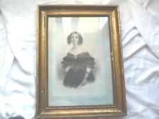 GRAVURE JEUNE FEMME PREMIERE