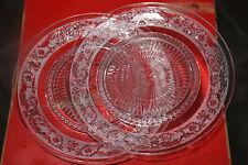 2 assiettes plate en verre moulé pressé 22,5 cm de diamètre , décor arabesques