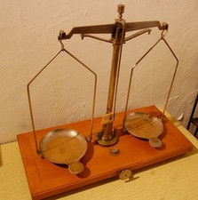 TRÉS BON ÉTAT .ANCIENNE GROSSE BALANCE DE BIJOUTIER .PORTÉE;1 KILO.COMPLÉTE