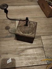 Ancien moulin à café en fer