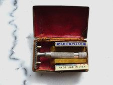 rasoir de sureté TRUSTY  GERMANY dans une boite avec 1 + 1 paquet de 5 lames