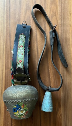 Deux anciennes cloches - , collier