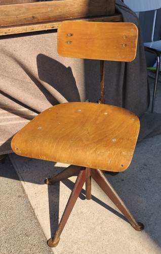 Chaise industrielle dans - , le