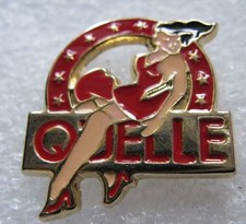 Pin's QUELLE Rouge avec une femme Pin'up Robe #D4