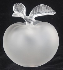Lalique pour Nina Ricci, flacon pomme "fille d'Eve", intact, cristal, signé.