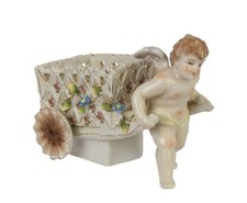 Un chariot en porcelaine avec