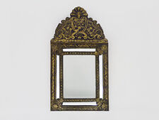 Ancien miroir à parcloses en cuivre repoussé sur bois. Style Victorien