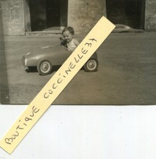 PHoto d'un enfant très jeune au volant de sa voiture à roulettes Jouet