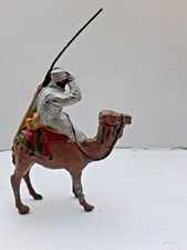 ANCIEN MEHARISTE EN PLOMB CREUX  regardant le soleil