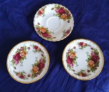 2 PETITES ASSIETTES ET 1